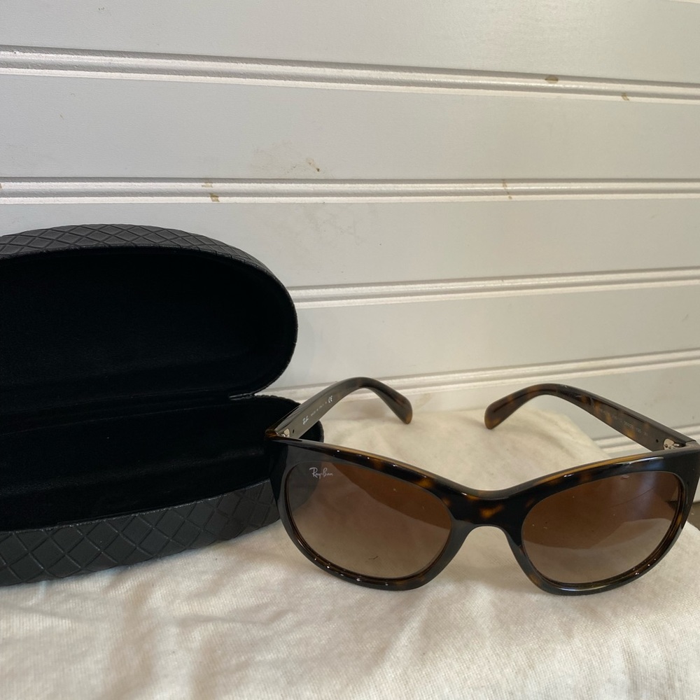 New! Ray-ban sunglasses! - Picture 1 of 4